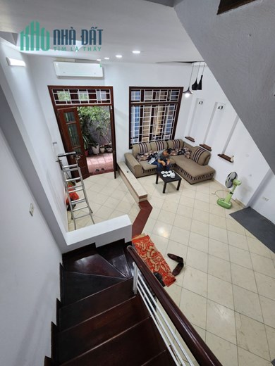 Hiếm! Nhà riêng Nguyễn Ngọc Vũ 4 tầng 4 PN view hồ, ô tô đỗ cổng chỉ 5.45 tỷ