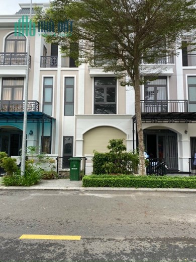 Sở Hữu Ngay Cho Mình Một Căn Villa đẹp lung linh nằm ngay mặt tiền Quốc lộ Bến Lức