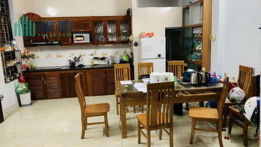 Vì mong muốn chuyển nơi ở về gần trường con đang theo học nên nhà mình có ncau bán nhà đang ở.