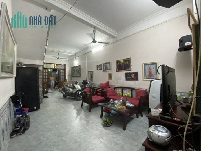 Nhà 3 tầng phố Ngọc Thuỵ, ô tô, kinh doanh, 100m. Mt4,5, giá hơn 8 tỷ.