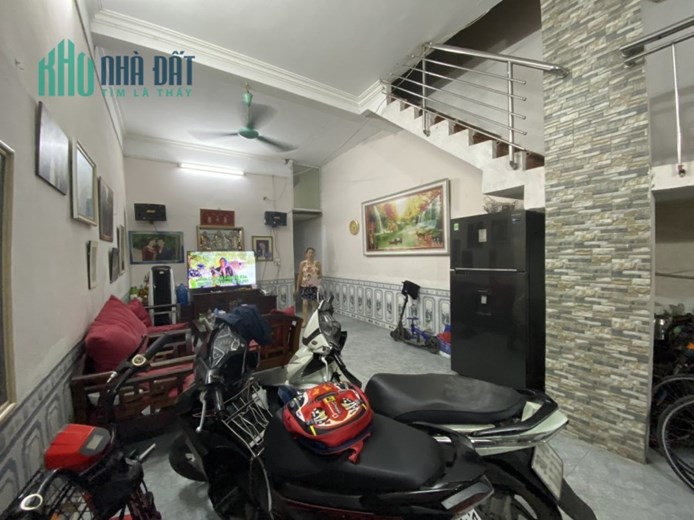 Nhà 3 tầng phố Ngọc Thuỵ, ô tô, kinh doanh, 100m. Mt4,5, giá hơn 8 tỷ.