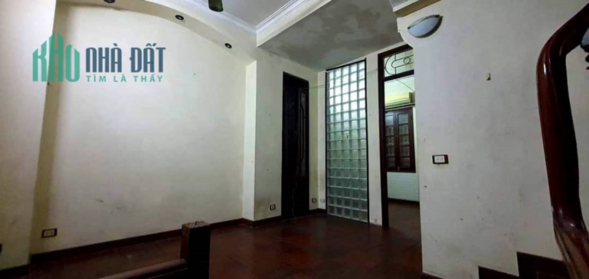 Cần bán nhà Mạc Thái Tổ, Cầu Giấy, 40m2 x 4 tầng, gần phố, kinh doanh, ô tô, giá 9 tỷ.