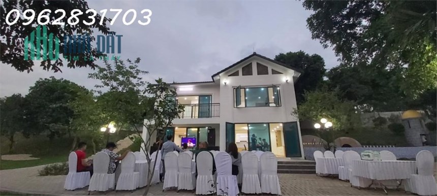bán gấp resort gần 4000m mới xâyBT 2 tầng sẵn khuôn viên, bể bơi giá chỉ 9 tỷ