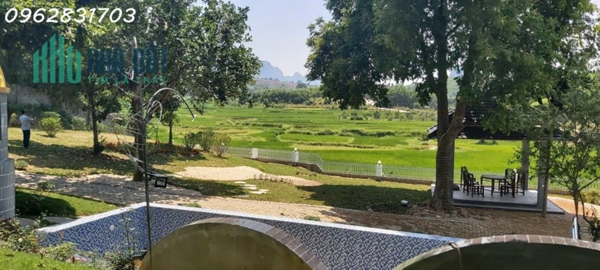 bán gấp resort gần 4000m mới xâyBT 2 tầng sẵn khuôn viên, bể bơi giá chỉ 9 tỷ