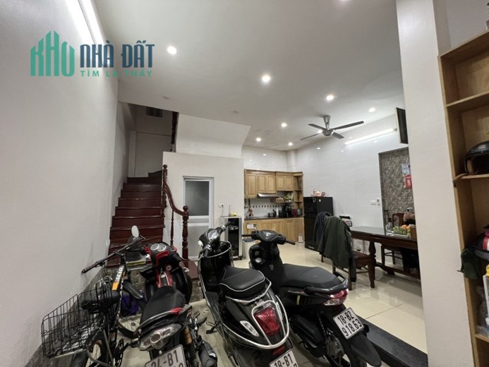 Bán nhà riêng Chùa Láng Đống Đa 35m 4 tầng mặt tiền 5m  ngõ nông gần ô tô gần phố chỉ 4.2 tỷ lh