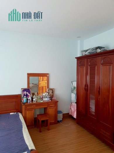 Chỉ 3.8 tỷ - Nhà đẹp 2 tầng BTCT ở liền 5.5x14 HXH, 1 căn ra MT Đình Phong Phú