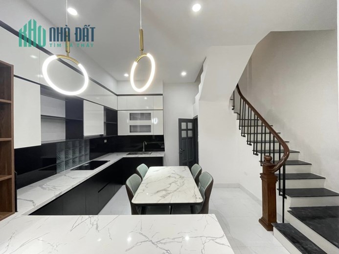 Bán nhà phố Hoàng Đạo Thành, Ô TÔ VÀO NHÀ -- 4 TỶ, 45M2, mặt tiền 6m-- ở cực sướng