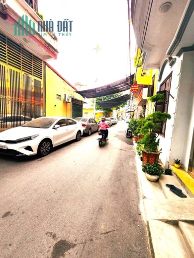 Bán nhà phố Hoàng Đạo Thành, Ô TÔ VÀO NHÀ -- 4 TỶ, 45M2, mặt tiền 6m-- ở cực sướng