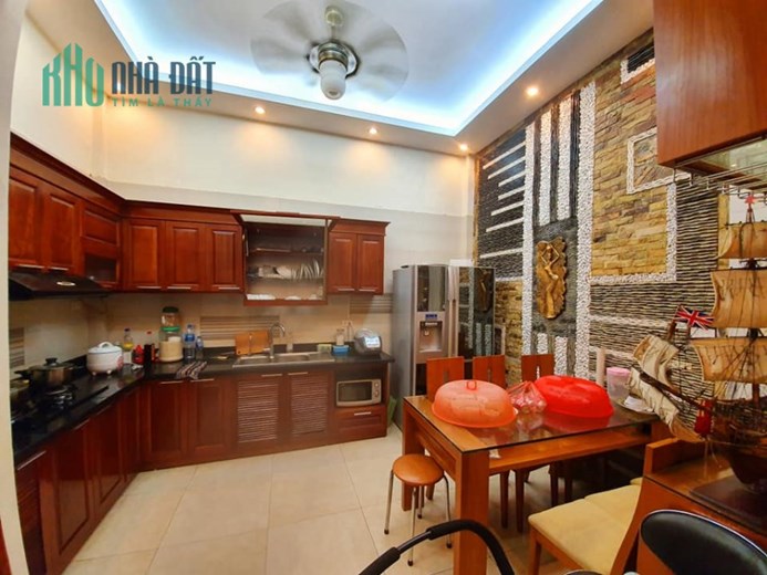 Bán ngôi nhà 169m2 phố Nghi Tàm, Tây Hồ Gara 2 Ô tô Dòng tiền khủng Thang máy Nhập 16.9 Tỷ
