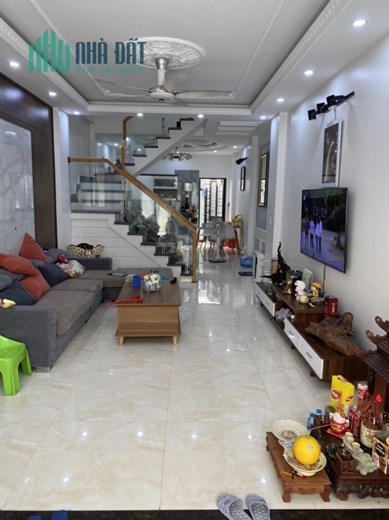 Bán nhà đường Đông Khê, diện tích 65m 3 tầng độc lập GIÁ 3.7 tỉ ngõ nông