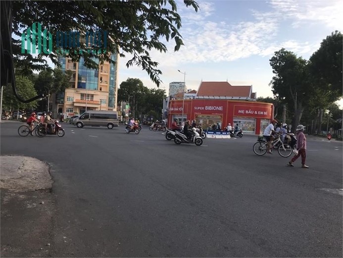Cho thuê mặt mặt bằng ngang 10m góc vòng xoay ngã 5 lê lai, tpvt
