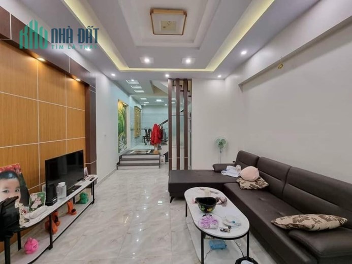 Bán nhà phố 193 Văn Cao, 60m 4 tầng độc lập sân cổng GIÁ 3.2 tỉ dân đang ở