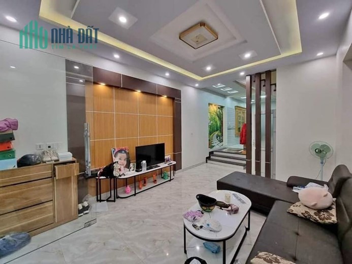 Bán nhà phố 193 Văn Cao, 60m 4 tầng độc lập sân cổng GIÁ 3.2 tỉ dân đang ở