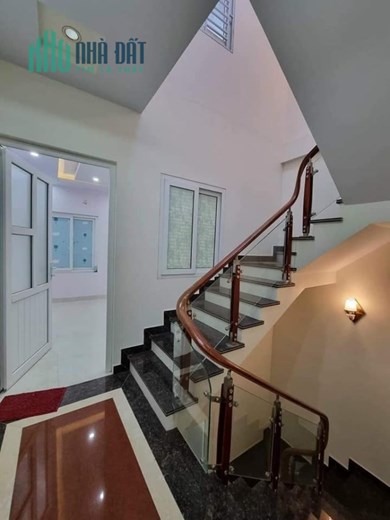 Bán nhà phố 193 Văn Cao, 60m 4 tầng độc lập sân cổng GIÁ 3.2 tỉ dân đang ở