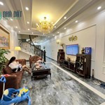 Bán nhà phân lô Tô Vũ - Văn Cao, 90m 4 tầng độc lập sân cổng cực đẹp GIÁ 7.8 tỉ view vườn hoa