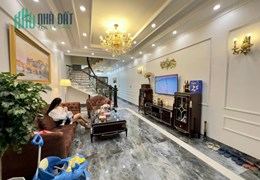 Bán nhà phân lô Tô Vũ - Văn Cao, 90m 4 tầng độc lập sân cổng cực đẹp GIÁ 7.8 tỉ view vườn hoa