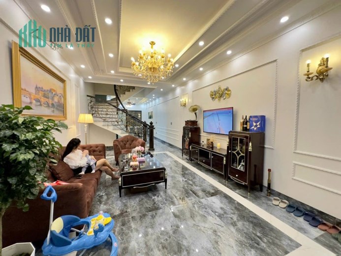 Bán nhà phân lô Tô Vũ - Văn Cao, 90m 4 tầng độc lập sân cổng cực đẹp GIÁ 7.8 tỉ view vườn hoa