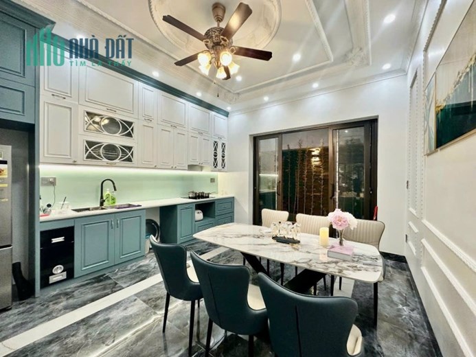 Bán nhà phân lô Tô Vũ - Văn Cao, 90m 4 tầng độc lập sân cổng cực đẹp GIÁ 7.8 tỉ view vườn hoa