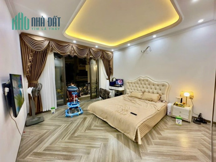 Bán nhà phân lô Tô Vũ - Văn Cao, 90m 4 tầng độc lập sân cổng cực đẹp GIÁ 7.8 tỉ view vườn hoa