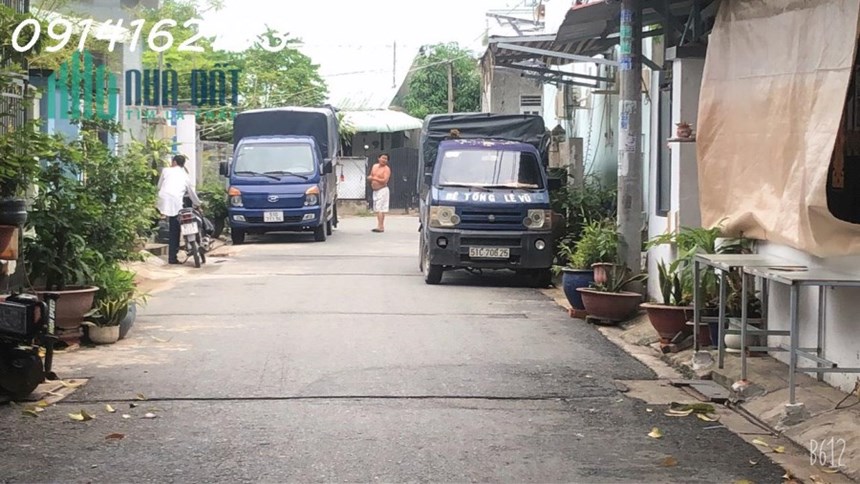 MẶT TIỀN HẺM NHỰA 8M BÁN ĐẤT TẶNG NHÀ CẤP 4 NGANG 8 DÀI 18