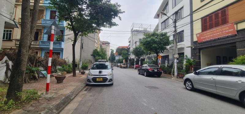 BÁN GẤP LÔ ĐẤT HOA LÂM - ĐẤU GIÁ VIỆT HƯNG, LÔ GÓC 2 THOÁNG, ĐƯỜNG THÊNH THANG, VỈA HÈ ĐÁ BÓNG.