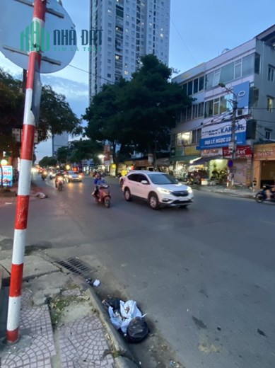 Cần sang nhượng lại cửa hàng quần áo nam tại 70 Phùng Hưng, Phúc La, Hà Đông, Hà Nội. Nhà 3 tầng,
