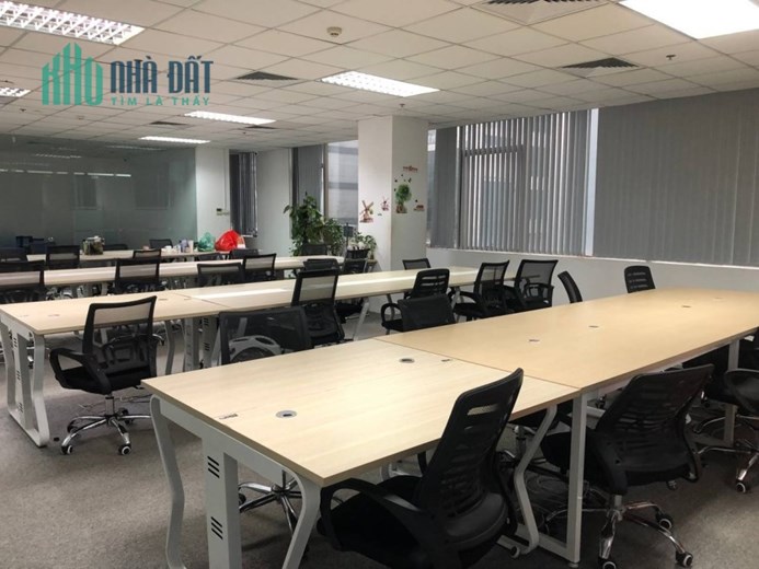 Gấp! Cho thuê văn phòng 178m2 full nội thất đẹp tòa Hoàng Linh, Duy Tân, Cầu Giấy