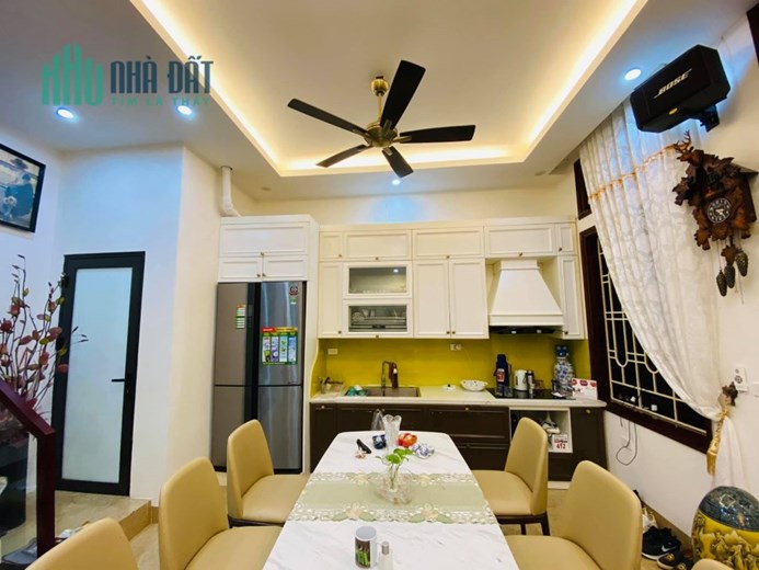 Hoàng Cầu Đống Đa gara ô tô tránh KD 64mx5T, Mt 4,5m giá 11.9 tỷ. LH 0858751186