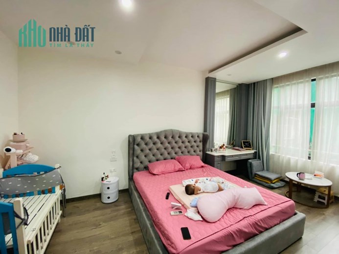 Hoàng Cầu Đống Đa gara ô tô tránh KD 64mx5T, Mt 4,5m giá 11.9 tỷ. LH 0858751186