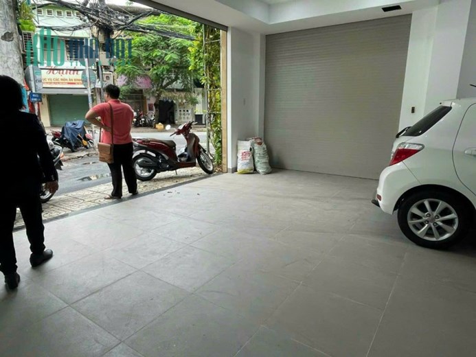 Cho thuê nhà lô góc Trần Huy Liệu, 300m2,4 tầng kinh doanh tự do, 32 triệu