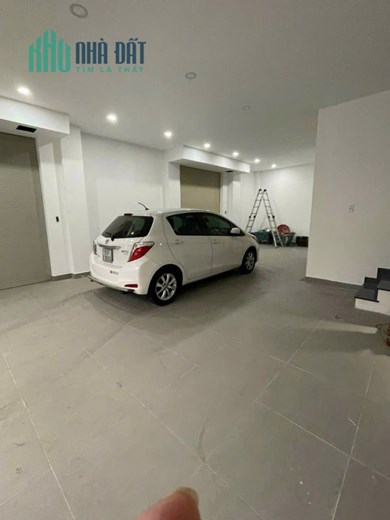 Cho thuê nhà lô góc Trần Huy Liệu, 300m2,4 tầng kinh doanh tự do, 32 triệu