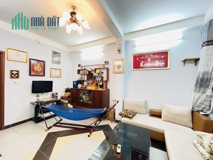 Bán nhà mặt tiền chợ Phạm Phú Thứ Quận 6 50m2 5 tầng BTCT 5PN chỉ 11 tỷ.