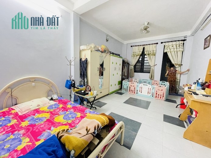 Bán nhà mặt tiền chợ Phạm Phú Thứ Quận 6 50m2 5 tầng BTCT 5PN chỉ 11 tỷ.