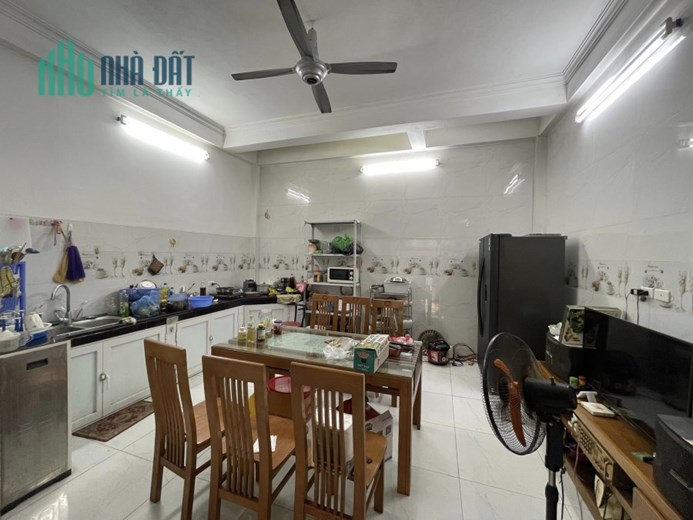 Bán ngôi nhà 41m2 phố Nghi Tàm, Tây Hồ Dân xây 3 phòng 2 Ô tô tránh 10m 3.1 Tỷ