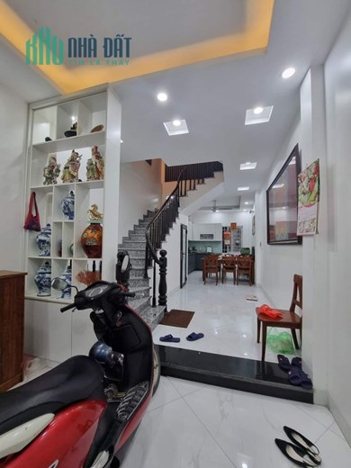 Bán căn nhà 44m2 phố Nghi Tàm, Tây Hồ Dân xây 3 phòng 10m 2 Ô tô đua 3.3 Tỷ