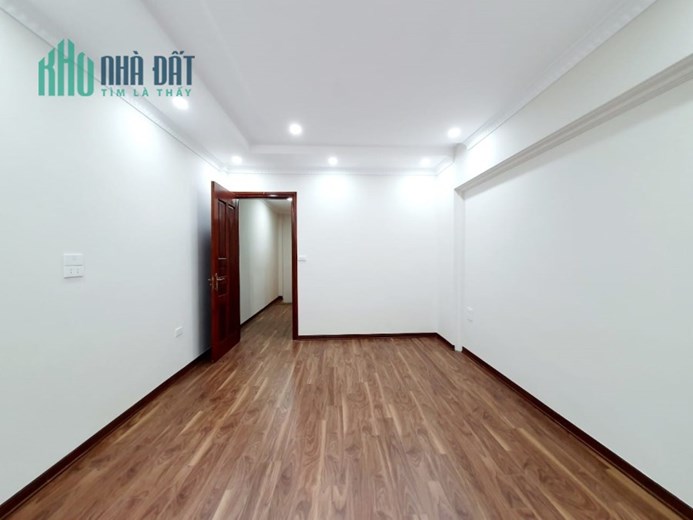 Bán nhà 42m2 phố Nghi Tàm, Tây Hồ Dân xây 3 phòng 10m Ô tô phi 3.1 Tỷ