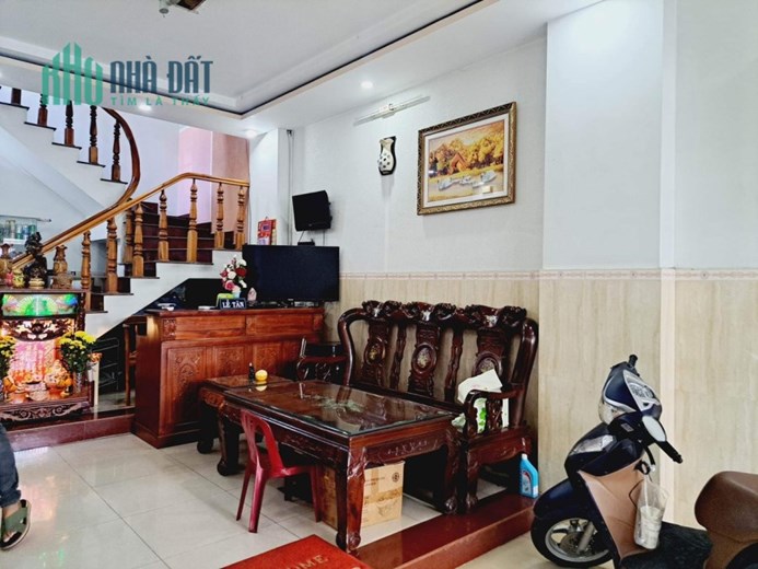 Bán gấp nhà hẻm 6m  Dương Đức Hiền quận Tân Phú 95m2 - 4TBTCT -8.9 tỷ TL