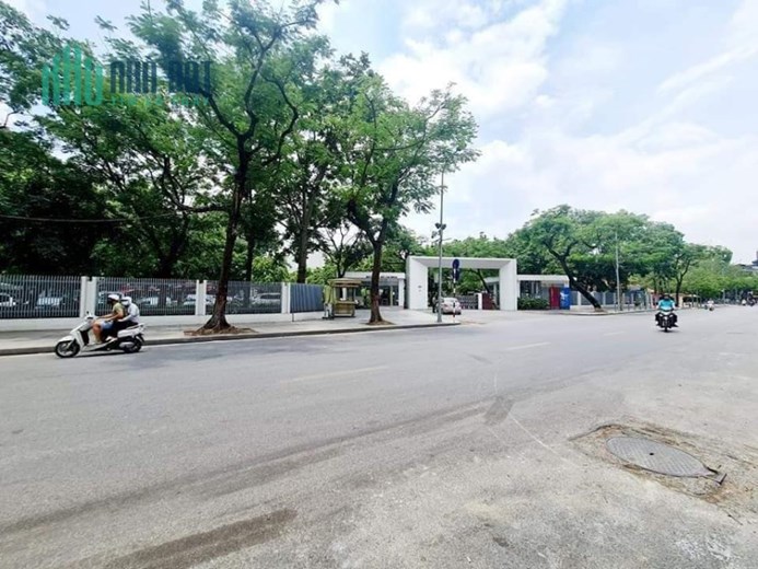 Nhà mới đẹp, thang máy, cạnh Lăng Bác, gần phố, gần bãi đỗ xe tại Ngọc Hà, Ba Đình