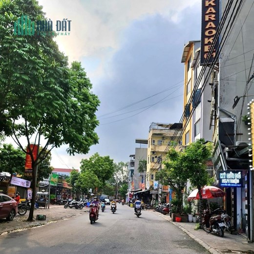Bán đất 70m2 tặng nhà 300m2 sử dụng tại Trâu Quỳ, Gia Lâm. Đường 10m KD tốt. Lh 0989894845.
