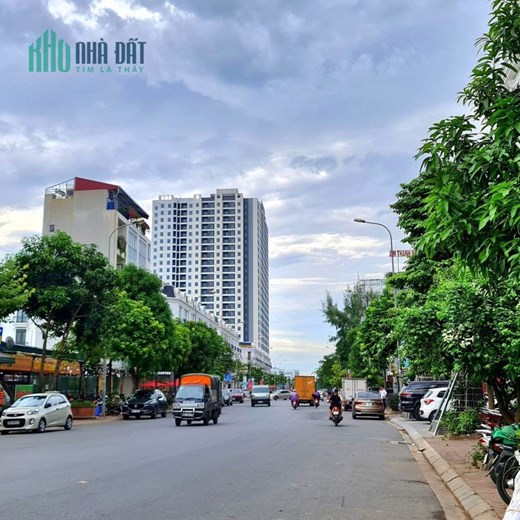 Bán đất 70m2 tặng nhà 300m2 sử dụng tại Trâu Quỳ, Gia Lâm. Đường 10m KD tốt. Lh 0989894845.