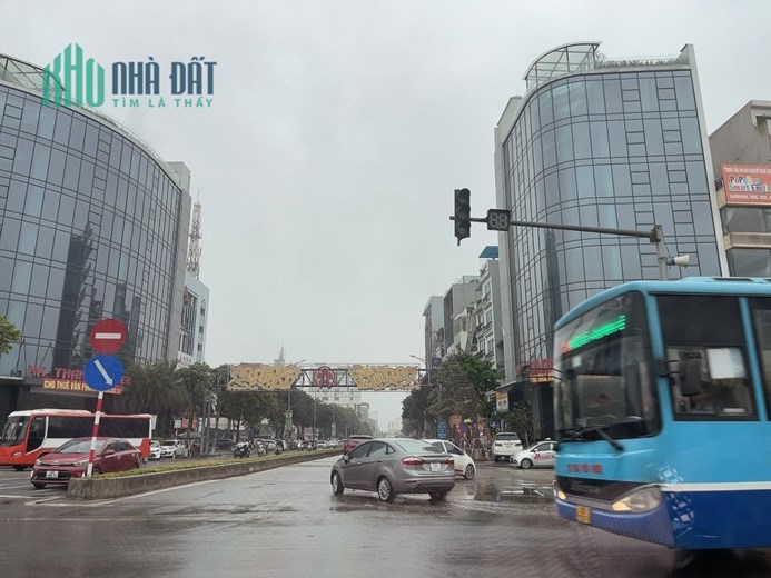 BÁN TÒA NHÀ CAO TẦNG MẶT PHỐ NGUYỄN VĂN CỪ - LONG BIÊN: DT 1650M2 - MT 40M - GIÁ NHỈNH 200 TỶ