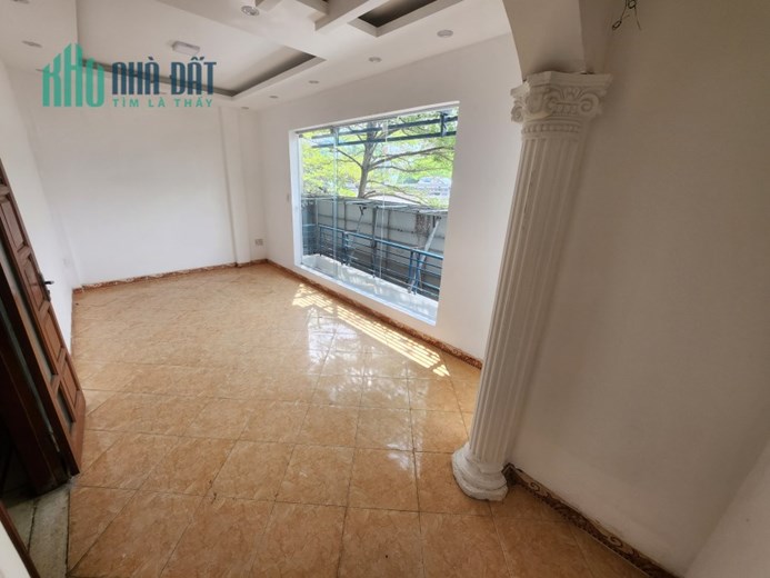 Chính chủ cho thuê nhà mặt phố Lô góc 424 Tây Sơn, Ngã Tư Sở- Diện tích 40m x 3 Tầng. Mặt tiền