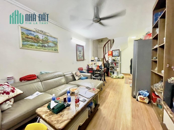 Bán Nhà Tân Mai, 37m x 4 tầng, 3.45 tỷ, ô tô đỗ cổng