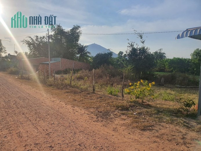 Bán 10000m2 đất xã Phước Ninh tỉnh Tây Ninh, chỉ 12 tỷ. Lh:0946674674.