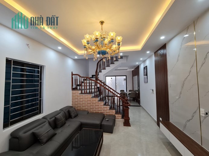 Bán GẤP! Nhà phố Ngọc Trì, full nội thất đẹp, ngõ ô tô, DT 63m2 x 3T, MT 4.3m, nhỉnh 5 tỷ