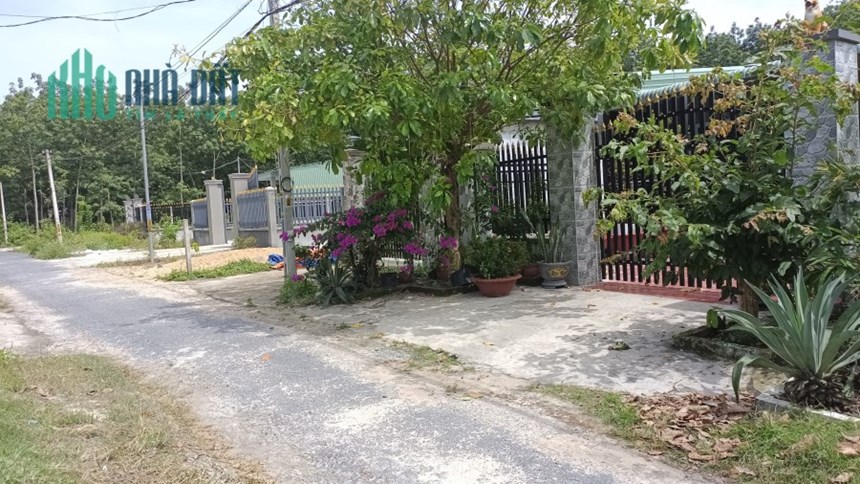 Tôi cần tiền bán gấp miếng đất mặt tiền đường giá 300 triệu
