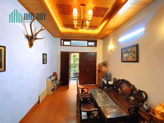 Nguyễn Ngọc Vũ, ô tô đỗ cửa, nhà đẹp gỗ lim, sân vườn, 62m2, 9.9tỷ