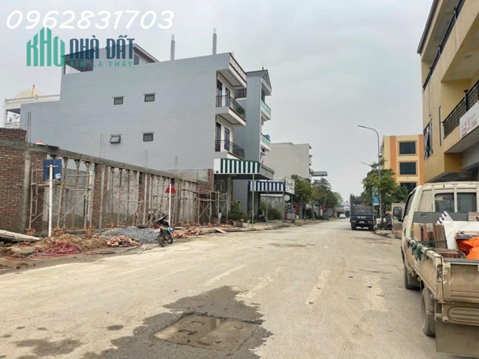 Bán 67m đất phố chợ hướng nam kinh doanh được luôn giá chỉ 2,3 tỷ