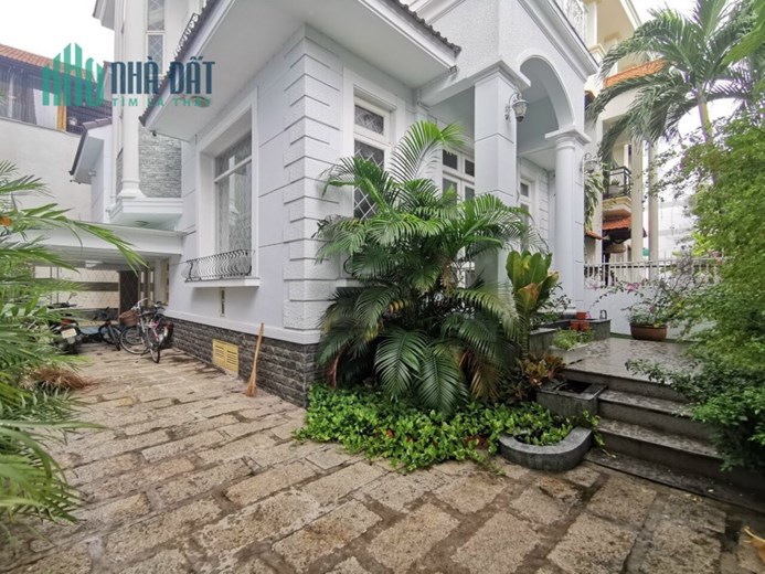 Bán căn biệt thự Đặng Thùy Trâm khu biệt thự cao cấp có công viên nước trước nhà.