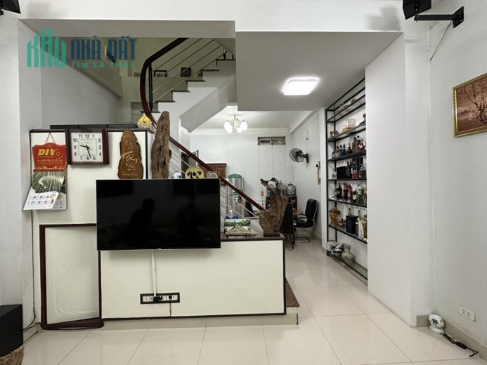 nhà Quan Hoa - xây khung cột bê tông cốt thép cực kỳ chắc chắn - ngõ rộng